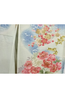 Kimono with haze and flower patterns