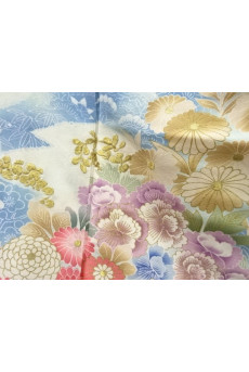 Kimono with haze and flower patterns